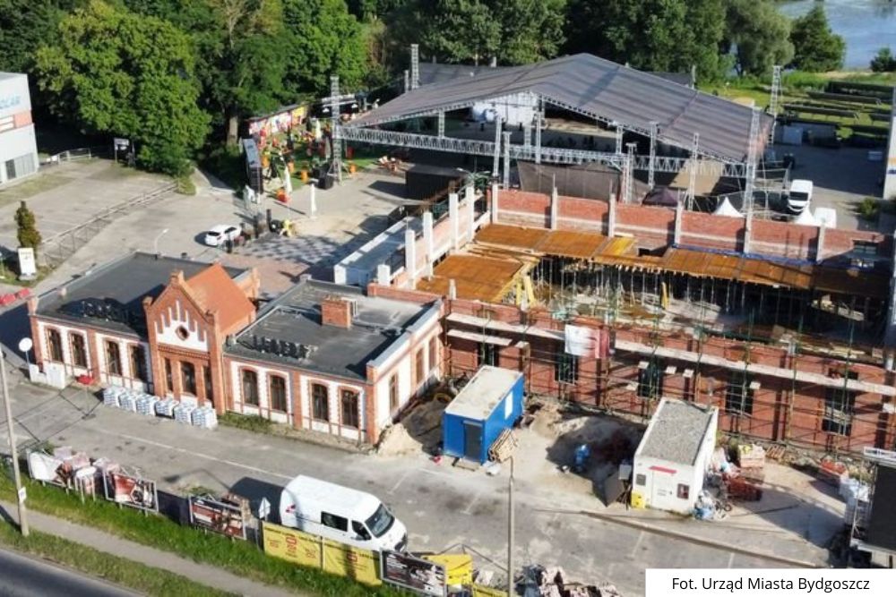 Fabryka Lloyda powstaje po pożarze. Zabytkowe mury odzyskują dawny wygląd