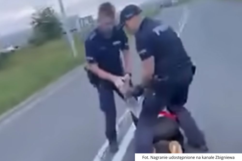 Głośna interwencja policji w Bydgoszczy. Mundurowi siłą wyciągnęli 22-latka z auta